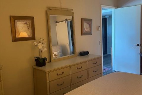 Condo in Saint Petersburg, Florida, 2 bedrooms  № 2236659 - photo 11