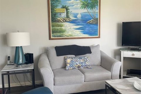 Condo in Saint Petersburg, Florida, 2 bedrooms  № 2236659 - photo 8