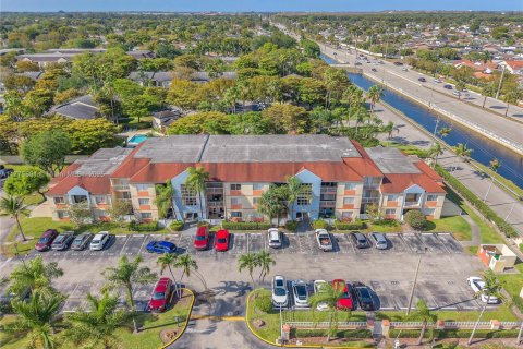Condominio en venta en Hialeah, Florida, 2 dormitorios, 102.75 m2 № 1937918 - foto 15