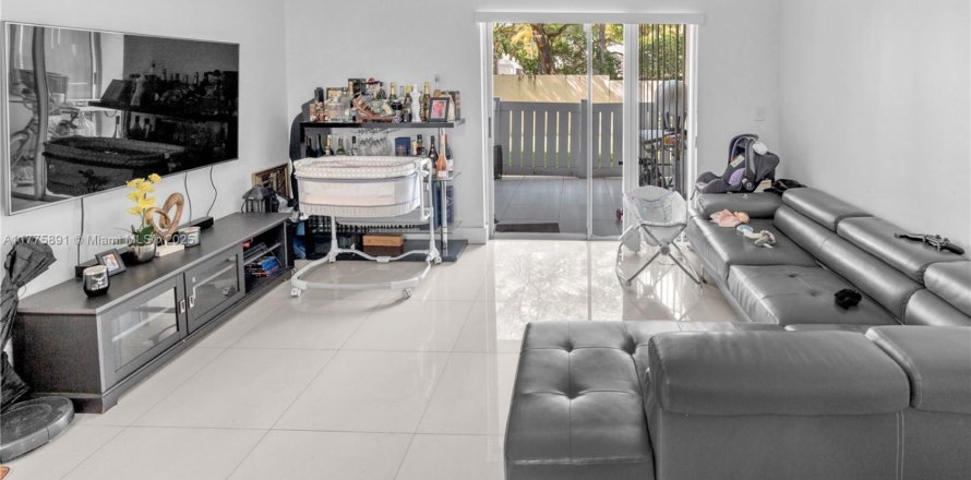 Condominio en Hialeah, Florida, 2 dormitorios № 1937918