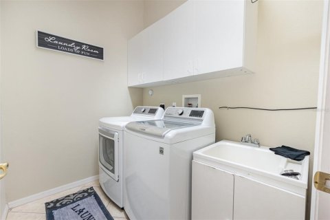 House in Apopka, Florida 4 bedrooms, 323.21 sq.m. № 1805041 - photo 26