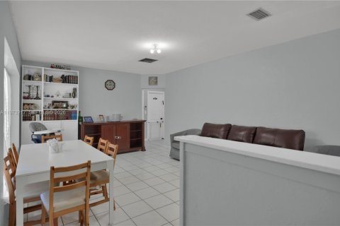 House in North Miami Beach, Florida 3 bedrooms, 99.59 sq.m. № 2033265 - photo 8