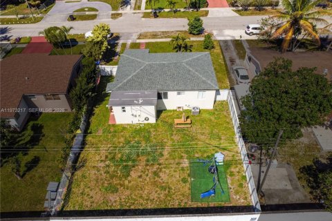 House in North Miami Beach, Florida 3 bedrooms, 99.59 sq.m. № 2033265