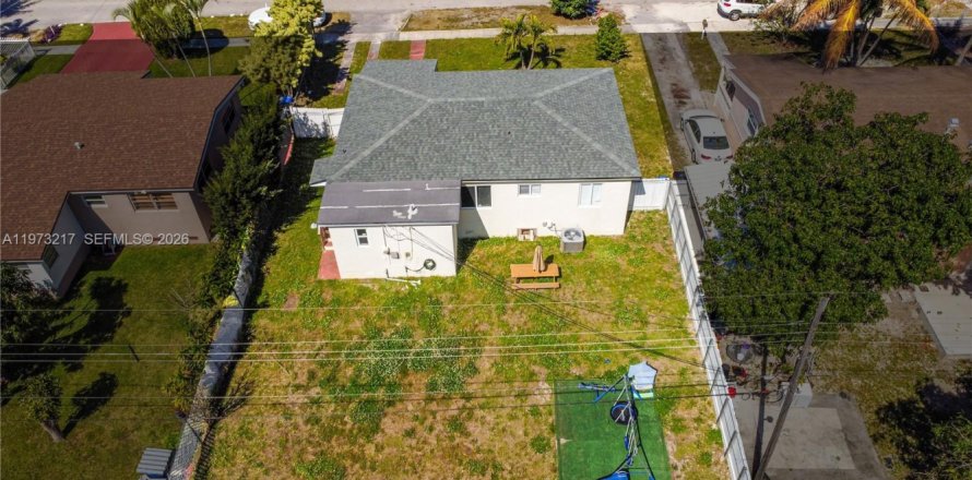 House in North Miami Beach, Florida 3 bedrooms, 99.59 sq.m. № 2033265