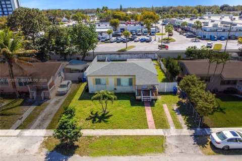 House in North Miami Beach, Florida 3 bedrooms, 99.59 sq.m. № 2033265 - photo 4