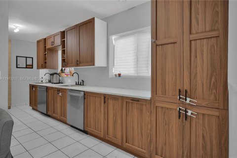 House in North Miami Beach, Florida 3 bedrooms, 99.59 sq.m. № 2033265 - photo 7