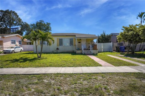 House in North Miami Beach, Florida 3 bedrooms, 99.59 sq.m. № 2033265 - photo 19
