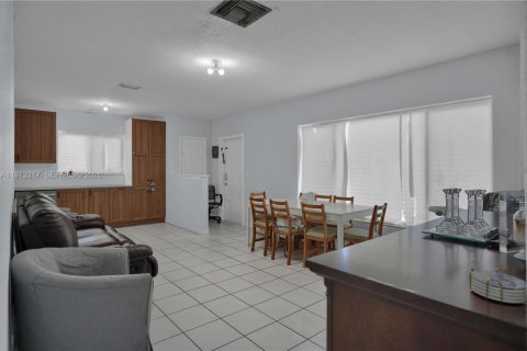 House in North Miami Beach, Florida 3 bedrooms, 99.59 sq.m. № 2033265 - photo 10
