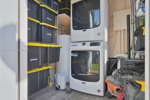 House in North Miami Beach, Florida 3 bedrooms, 99.59 sq.m. № 2033265 - photo 17