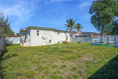 House in North Miami Beach, Florida 3 bedrooms, 99.59 sq.m. № 2033265 - photo 21