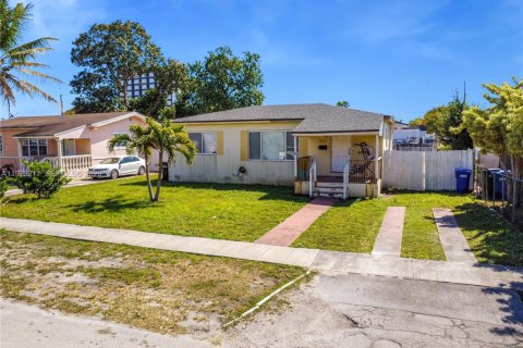 House in North Miami Beach, Florida 3 bedrooms, 99.59 sq.m. № 2033265 - photo 5