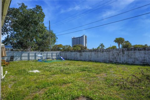 House in North Miami Beach, Florida 3 bedrooms, 99.59 sq.m. № 2033265 - photo 18