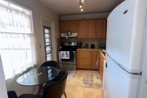 Condominio en venta en Lauderdale Lakes, Florida, 2 dormitorios, 102.38 m2 № 1579386 - foto 2