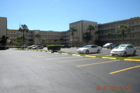 Condominio en venta en Lauderdale Lakes, Florida, 2 dormitorios, 102.38 m2 № 1579386 - foto 25