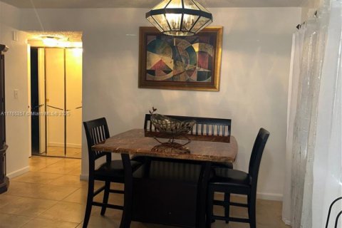 Condominio en venta en Lauderdale Lakes, Florida, 2 dormitorios, 102.38 m2 № 1579386 - foto 3