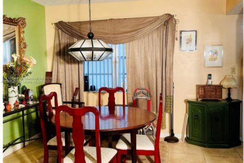 Condominio en venta en Lauderdale Lakes, Florida, 2 dormitorios, 102.38 m2 № 1579386 - foto 1