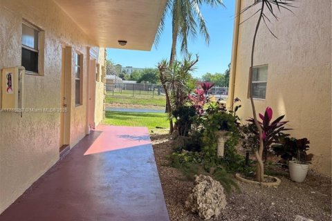 Condominio en venta en Lauderdale Lakes, Florida, 2 dormitorios, 102.38 m2 № 1579386 - foto 14