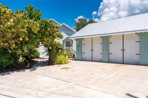House in Punta Gorda, Florida 3 bedrooms, 202.81 sq.m. № 1919487 - photo 4