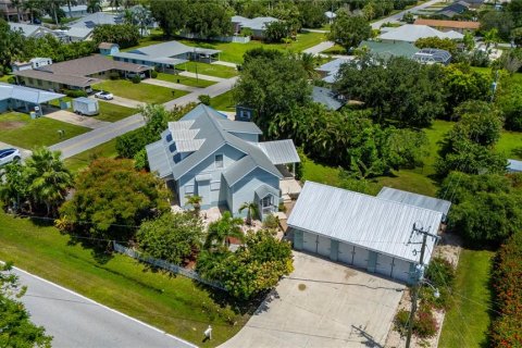 House in Punta Gorda, Florida 3 bedrooms, 202.81 sq.m. № 1919487 - photo 1