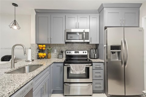 Condominio en venta en Deerfield Beach, Florida, 2 dormitorios, 90.12 m2 № 2001064 - foto 2