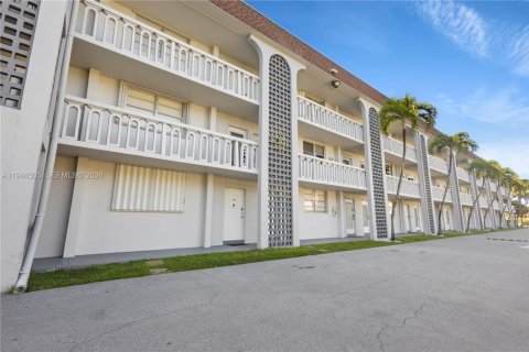 Condominio en venta en Deerfield Beach, Florida, 2 dormitorios, 90.12 m2 № 2001064 - foto 17