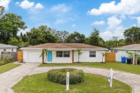 House in Saint Petersburg, Florida 3 bedrooms, 110.37 sq.m. № 2094672