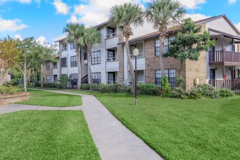Condo in Orlando, Florida, 2 bedrooms  № 1763504 - photo 1