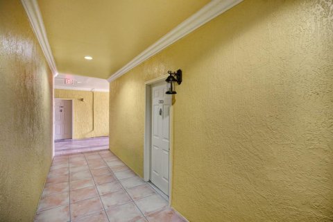 Condominio en alquiler en Tampa, Florida, 1 dormitorio, 82.68 m2 № 2112040 - foto 2