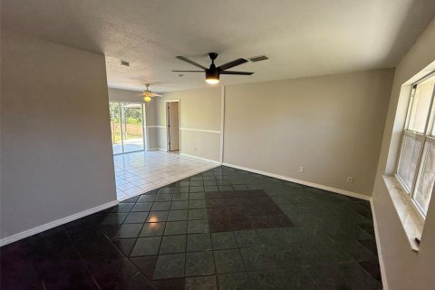 House in Port Charlotte, Florida 3 bedrooms, 97.55 sq.m. № 2394374 - photo 6