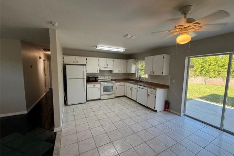 House in Port Charlotte, Florida 3 bedrooms, 97.55 sq.m. № 2394374 - photo 4