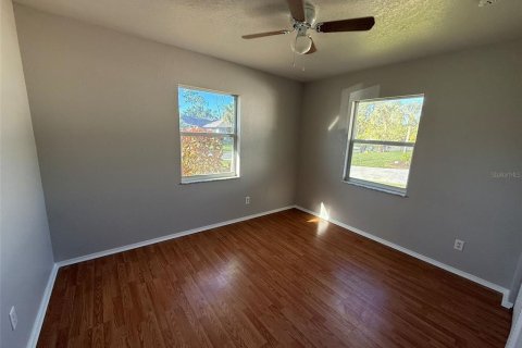 House in Port Charlotte, Florida 3 bedrooms, 97.55 sq.m. № 2394374 - photo 12