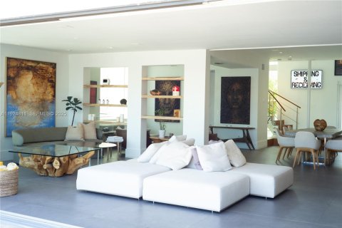 House in Miami Beach, Florida 6 bedrooms, 509.01 sq.m. № 2076745 - photo 9