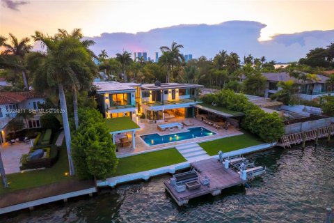 House in Miami Beach, Florida 6 bedrooms, 509.01 sq.m. № 2076745 - photo 13