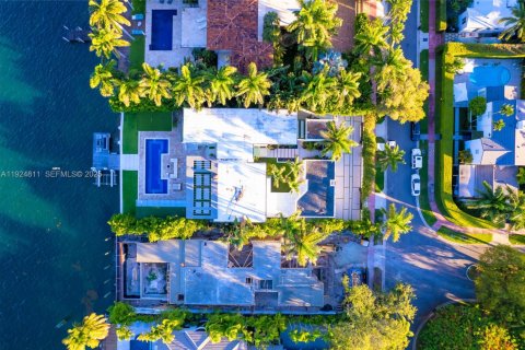 House in Miami Beach, Florida 6 bedrooms, 509.01 sq.m. № 2076745 - photo 14