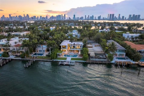 House in Miami Beach, Florida 6 bedrooms, 509.01 sq.m. № 2076745 - photo 12