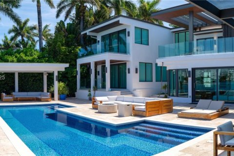 House in Miami Beach, Florida 6 bedrooms, 509.01 sq.m. № 2076745