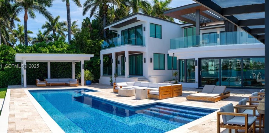 House in Miami Beach, Florida 6 bedrooms, 509.01 sq.m. № 2076745