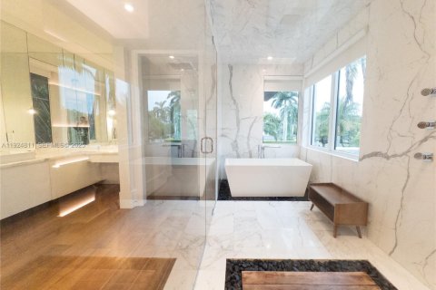 House in Miami Beach, Florida 6 bedrooms, 509.01 sq.m. № 2076745 - photo 10