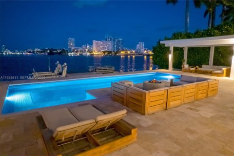 House in Miami Beach, Florida 6 bedrooms, 509.01 sq.m. № 2076745 - photo 4