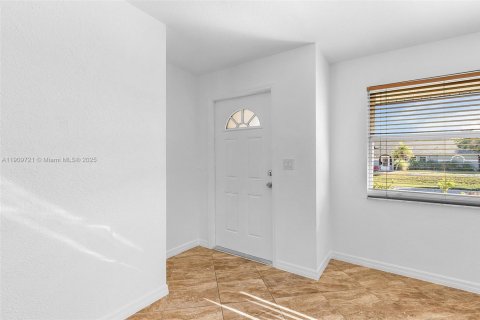 House in Cape Coral, Florida 3 bedrooms № 1970343 - photo 4