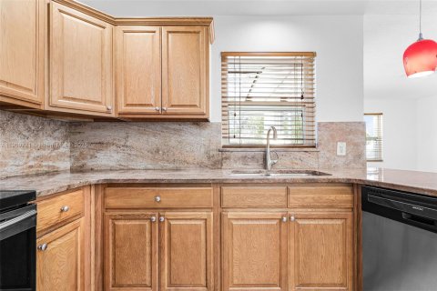 House in Cape Coral, Florida 3 bedrooms № 1970343 - photo 9