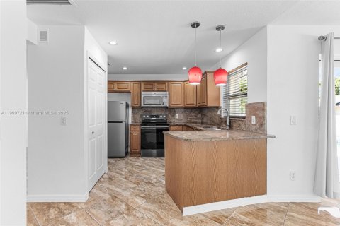 House in Cape Coral, Florida 3 bedrooms № 1970343 - photo 11