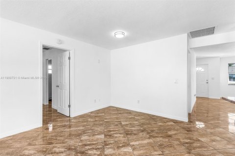 House in Cape Coral, Florida 3 bedrooms № 1970343 - photo 7