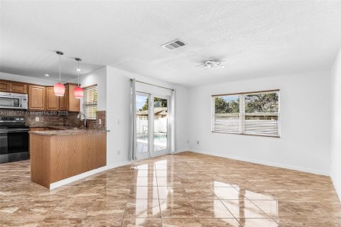 House in Cape Coral, Florida 3 bedrooms № 1970343 - photo 12