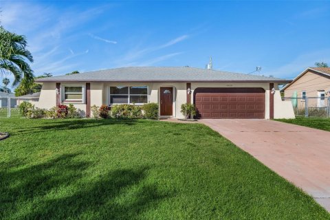 House in Cape Coral, Florida 3 bedrooms № 1970343 - photo 1