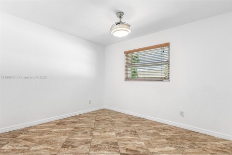 House in Cape Coral, Florida 3 bedrooms № 1970343 - photo 18