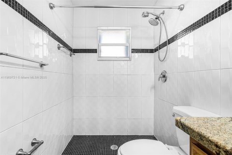 House in Cape Coral, Florida 3 bedrooms № 1970343 - photo 15