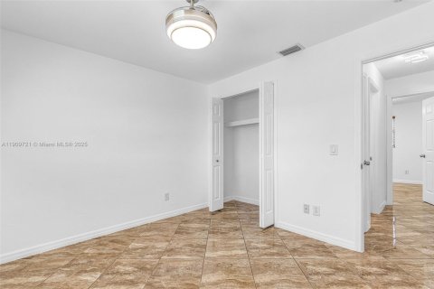 House in Cape Coral, Florida 3 bedrooms № 1970343 - photo 24