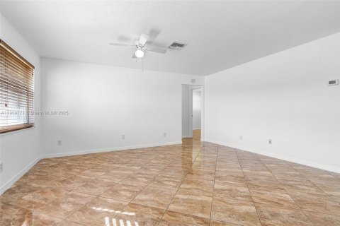 House in Cape Coral, Florida 3 bedrooms № 1970343 - photo 6