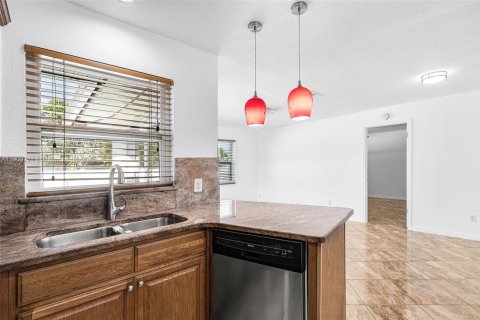 House in Cape Coral, Florida 3 bedrooms № 1970343 - photo 10